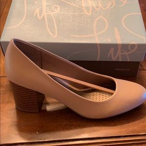 Brand new Life Stride nude pumps